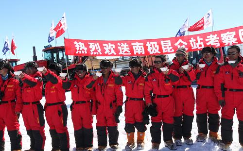 12月16日,队员们在启程仪式上喝下壮行酒。经过充分准备,中国第28次南极科考队内陆队的26名队员于当地时间16日10时左右(北京时间16日13时左右)从出发集结地启程,前往位于南极内陆冰盖最高点冰穹A地区的昆仑站,中国第10次内陆冰盖考察由此拉开序幕。此次内陆队携带的科考、生活及建筑物资共200余吨。在内陆队出发之前,这些物资已在中山站卸货过程中全部运抵距离中山站约10公里的内陆出发集结地。作为南极内陆冰盖最高点的冰穹A地区,海拔4093米,距离中山站的直线距离为1228公里,车辆行驶距离约1300公里。内陆队大约需要20余天时间才能抵达昆仑站,计划在昆仑站进行为期20余天的科学考察,预计于2012年2月20日回到中山站。