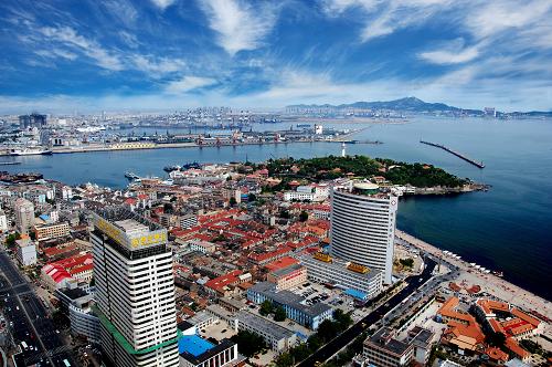 烟台港附近海域鸟瞰图(2011年5月27日摄)。继《山东省海洋功能区划(2011-2020年)》获国务院的正式批复后,近日国务院又批复了海南省、广东省和上海市三地的海洋功能区划,我国沿海11个省、市、自治区的海洋功能区划目前已经全部获国务院批复。这对推进我国海洋经济发展战略将起到积极作用。据悉,海洋功能区划分为农渔业区、港口航运区、工业与城镇用海区、矿产与能源区、旅游娱乐区、海洋保护区、特殊利用区、保留区共8个类别、329个一级类海洋功能区。新华社记者郭绪雷摄