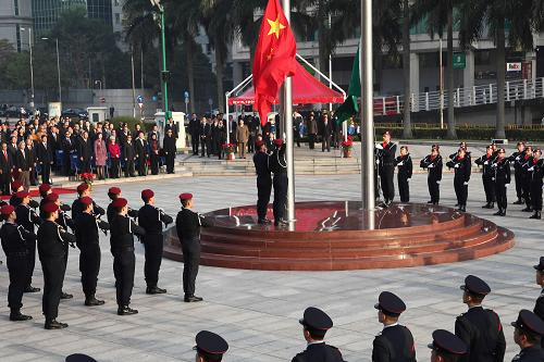 12月20日,澳门特区政府在金莲花广场举行升国旗、区旗仪式,庆祝澳门回归祖国11周年。新华社记者 张金加 摄