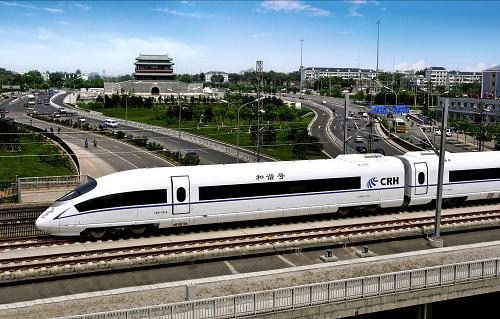 中国第一条时速350公里高速铁路——京津城际铁路试验列车驶过北京永定门桥(2008年5月30日摄)。新中国成立60年来,国家实施的各类重点工程遍布祖国大江南北、分布于国民经济各个领域,在社会主义现代化建设中发挥着不可或缺的辐射和带动作用,书写着中华民族走向伟大复兴的壮丽篇章。新华社发