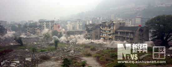 11月15日下午三点,有"三峡清库最后一爆"的开县老城爆破顺利实施,1800年历史的老城从此消失.图为开县爆破现场.新华社记者 杨磊摄