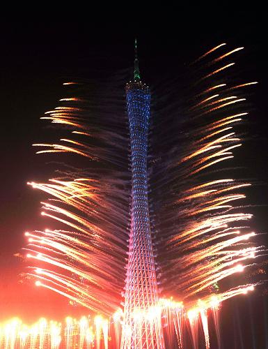 11月27日,焰火在广州塔上绽放 新华社记者 杨俊江 摄