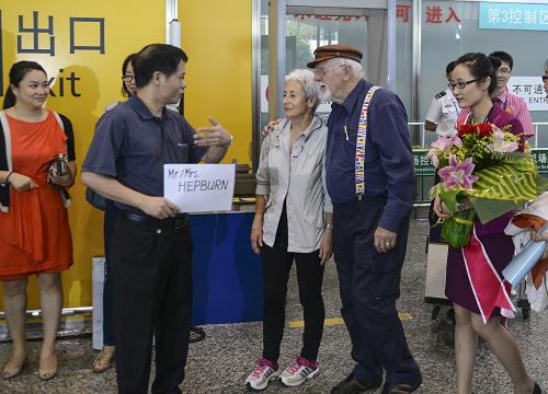 8月1日早6时,来自新西兰奥克兰市的赫伯恩夫妇抵达广州白云机场办理完相关手续走出机场,他们成为在广州白云机场最先享受到过境免签政策的旅客。新华社记者 卢汉欣 摄