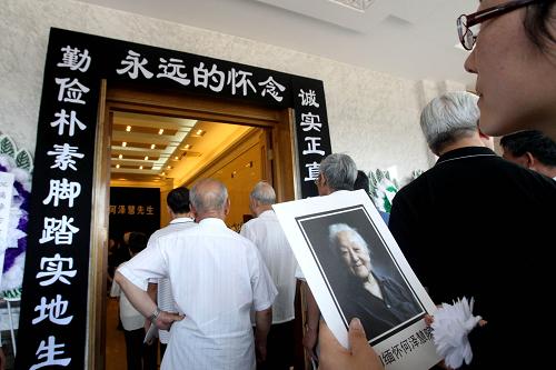 6月26日,各界人士排队进入遗体告别厅向何泽慧院士遗体告别。当日,社会各界人士近千人在北京八宝山殡仪馆向我国著名物理学家,中科院高能物理研究所原副所长、中科院资深院士何泽慧同志遗体告别。新华社记者 汪永基 摄