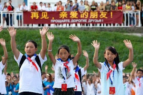 依依惜别情 8月4日,在俄罗斯南部黑海之滨的“小鹰”全俄儿童中心,中国学生向俄罗斯孩子挥手致意。当日,在俄罗斯图阿普谢市的“小鹰”全俄儿童中心疗养的近200名四川地震灾区中小学生结束假期,启程回国。这批四川地震灾区中小学生应俄总统梅德韦杰夫邀请,于7月19日抵达黑海之滨的“小鹰”全俄儿童中心疗养。 新华社记者 沈伯韩摄