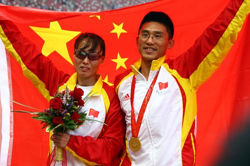 9月9日,中国选手吴春苗(左)与领跑员在颁奖仪式上合影。 新华社记者 张燕辉 摄