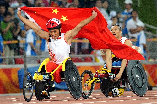 9月14日,中国队员在比赛后庆祝胜利。当日,在国家体育场进行的北京2008年残奥会男子4X400米接力T53/54级决赛中,中国队以3分05秒67的成绩夺冠并打破世界纪录。 新华社记者 李尕 摄