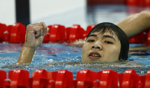 9月15日,中国选手杜剑平庆祝胜利。他在北京2008年残奥会S3级男子50米仰泳决赛中,以44秒31的成绩获得冠军。新华社记者丁旭摄