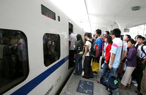 10月4日,旅客在苏州火车站排队上车。 随着国庆黄金周接近尾声,到苏州探亲访友和旅游观光的外地旅客开始陆续返程,苏州火车站秩序井然应对客流高峰。新华社发