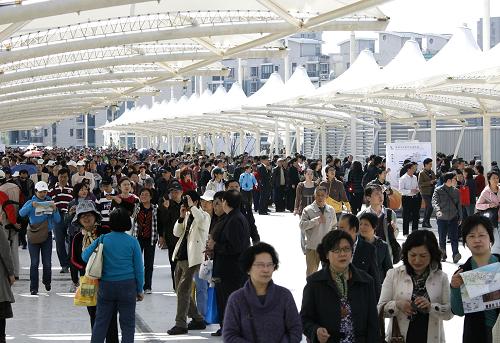 4月24日,大批参观者在世博园内参观游览。 当日,2010年上海世博会举行第四场试运行演练,参与演练的观众人数达30万,属于“大客流测试”。经过前3场客流量分别为20万、10万和5万的“大考”之后,世博园已针对试运行期间出现的预约故障、排队无序、餐饮困难等诸多问题,做出多处整改。 新华社记者陈飞摄