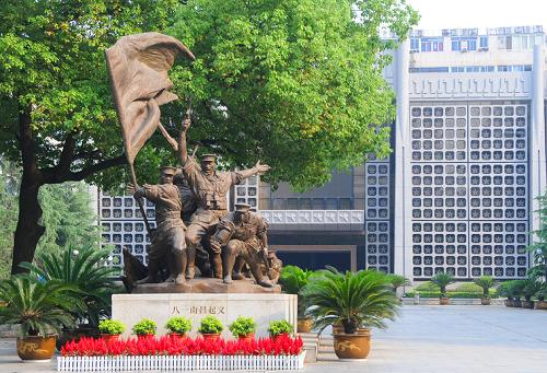 南昌八一起义纪念馆新馆外景(6月15日摄)。这里,是军旗升起的地方。这里,是人民军队的摇篮。从白色恐怖到红色经典,从武装革命到和平发展,南昌城印证着82年的风雨征程;从共和国建立到现代化建设,从改革开放到科学发展,英雄城60年发生了沧桑巨变。新华社记者 陈春园 摄