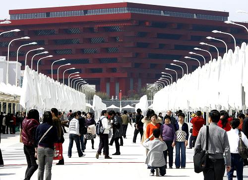 4月24日,大批参观者在世博园内参观游览,中国馆依然是游客首选的热门场馆。当日,2010年上海世博会举行第四场试运行演练,参与演练的观众人数达30万,属于“大客流测试”。经过前3场客流量分别为20万、10万和5万的“大考”之后,世博园已针对试运行期间出现的预约故障、排队无序、餐饮困难等诸多问题,做出多处整改。新华社记者 陈飞 摄