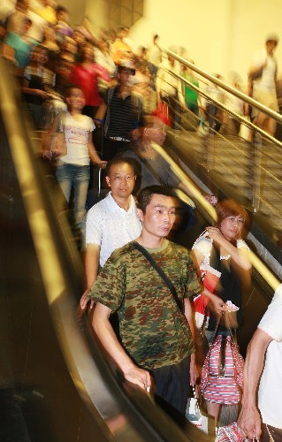 10月4日,旅客正在铁路上海站准备上车。新华社记者 裴鑫 摄