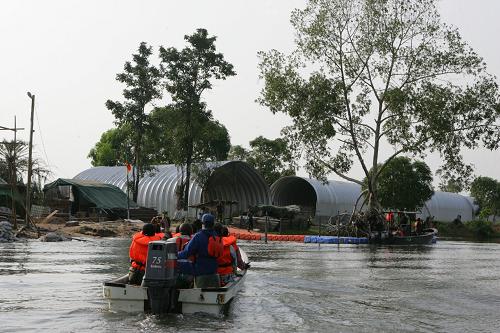 3月17日,在喀麦隆巴卡西半岛海域被绑架的7名中国渔民获释,并于当晚21时40分乘船从巴卡西半岛抵达喀麦隆西部港口林贝。这是2009年12月15日拍摄的巴卡西半岛上喀麦隆快速反应部队的一处营地。新华社发(恩贡摄)
