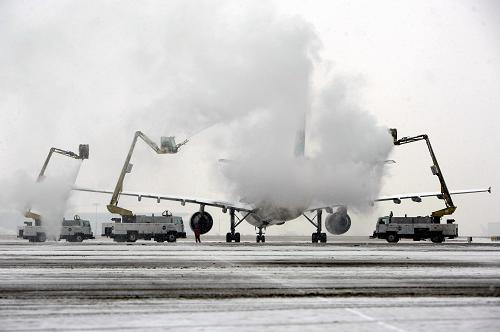 2月26日,首都机场的除冰车在为客机除冰。 2月25日夜,北京降下今年第三场雪。为此,北京首都国际机场于26日凌晨启动《航空器定点除冰雪预案》,共计投入机坪除雪车103辆、除冰车52辆,对机场和进出港班机进行除冰雪作业,确保旅客出行。 新华社发(荆雷 摄)