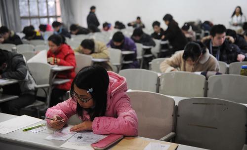 1月9日,西南财经大学光华校区,考生们正在参加考试。 当日,2010年全国硕士研究生入学考试开考。据悉,2010年,全国硕士研究生报考人数达到140万人,较2009年增加13%。 新华社记者 江宏景 摄
