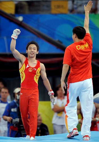 中国选手邹凯夺得北京奥运会体操男子单杠金牌