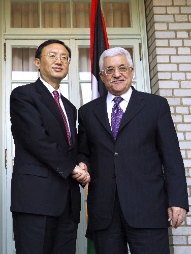 11月27日,在美国马里兰州安纳波利斯,中国外交部长杨洁篪(左)在出席中东问题国际会议期间会见巴勒斯坦民族权力机构主席阿巴斯。 新华社记者张岩摄