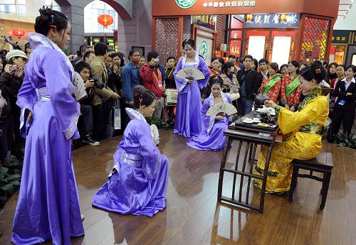 11月16日,茶艺小姐在第三届海峡两岸茶业博览会上表演茶艺。当日,第三届海峡两岸茶业博览会在福建省宁德市开幕。本届茶博会共有来自海峡两岸主要产茶区及欧盟、日本、俄罗斯、东南亚等600多家茶叶企业、近千名经销商赴会参展。博览会期间还将举办茶业国际高峰论坛、海峡两岸茶业交流研讨活动、国际禅茶文化研讨会等系列茶事活动。新华社记者 姜克红 摄