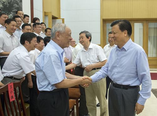 8月5日,受中共中央总书记、国家主席、中央军委主席习近平委托,中共中央政治局常委、中央书记处书记刘云山在北戴河看望参加2013年暑期休假活动的专家,代表党中央、国务院向全国各条战线各个领域广大专家等各类优秀人才,表示亲切问候和良好祝愿。 新华社记者李学仁摄