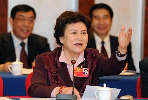 全国政协委员刘兰芳建议尽快推动实施国家荣典制度和文化名家工程,努力培养造就文艺界名师大家(3月4日摄)。从依附到独立,从柔弱到坚强,从只知油盐柴米到心怀天下苍生、积极参加国家建设,两会代表委员是新中国万千女性的杰出代表。她们自强自立、自尊自信,用女性特有的耐心和视角观察社会、体恤民情、勇于担当,依靠自己的努力实现梦想,一言一行,展示着女性的独特魅力。 每年的“三八”国际劳动妇女节,这些代表委员都要在会场上度过。在两会这个政治舞台上,她们积极履行职责、参政议政,为国家、为社会做出自己的贡献。 新华社记者 谢环驰 摄