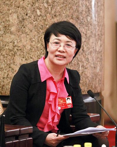 来自辽宁的全国人大代表刘华建议加速居民健康卡发放进程,进一步完善基础工作,并拿出专项基金大力推广居民健康卡(3月6日摄)。新华社记者 鞠鹏 摄