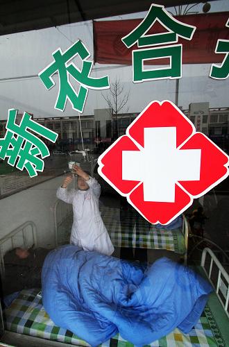在山东省临沂市郯城县郯城街道社区卫生服务中心富民社区卫生服务站,参加“新农合”的农民在输液(2012年2月27日摄)。新华社发(张春雷 摄)