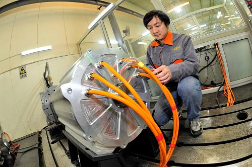 1月7日,工程师在实验室内对100KW双绕组驱动电机进行测试。新华社记者 杨光 摄