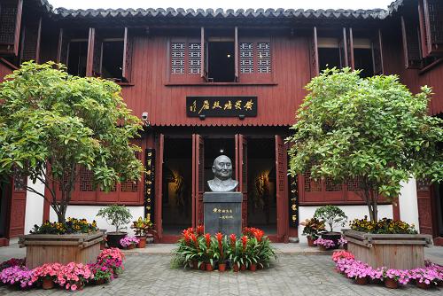 这是4月16日拍摄的“内史第”中的黄炎培故居。 当日,拥有170多年历史的上海文化地标——“内史第”重新开放。这一位于上海浦东新区川沙新镇的江南大宅院,与近现代中国史紧密相关,曾经是黄炎培、宋庆龄、胡适等名人的居住地。 据了解,“内史第”又名沈家大院,为清代金石学家、书画鉴赏家沈树镛祖上所建。此次重新开放前,有关部门在“内史第”区域开展了为期3年的复建工程。此次开放的“内史第”,占地约3400多平方米,沿街第一进宅院内按照史料和口述回忆等模拟复原了宋氏“福音堂”,幼年胡适卧室等。新华社发(朱岚 摄)