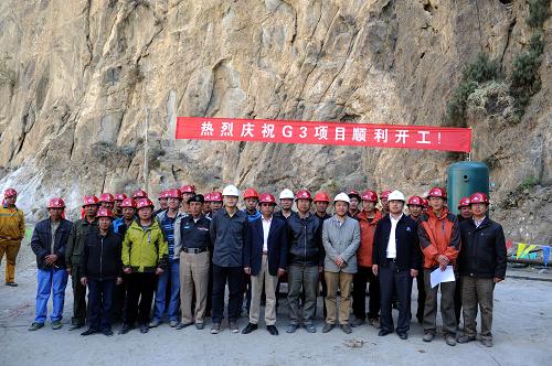 中国路桥公司的建设者们在巴基斯坦北部山区的喀喇昆仑公路改扩建项目一处隧道的开工仪式上合影。(9月29日摄)。新华社记者 黄宗治 摄
