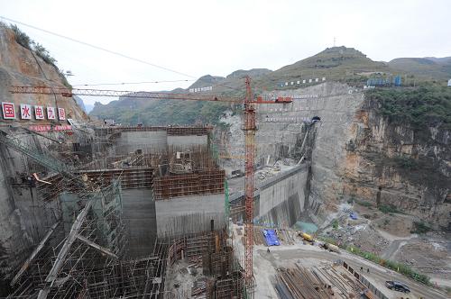 11月26日,马马崖水电站大坝建设工地上,大坝主体结构工程正在紧张进行中。 从2000年实施“西电东送”工程以来,贵州水电建设得到了迅速发展,贵州省16座(含界河上4座)大型水电站除北盘江干流上的马马崖电站未建设完毕外,其余均已投产发电。2015年后,贵州将不再有新增大型水电站。贵州最后一个大型在建水电站马马崖水电站位于贵州省关岭县与兴仁县交界的北盘江中游尖山峡谷河段,是北盘江干流(茅口以下)水电梯级开发的第二级,工程于2012年展开,任务以发电为主,航运次之。总投资49.18亿元,预计年发电量15.61亿千瓦时。新华社记者 陶亮 摄