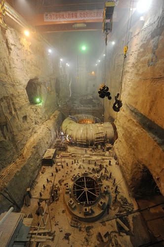 11月26日,在马马崖水电站建设工地里,工人们在安装机电设备。 新华社记者 陶亮 摄