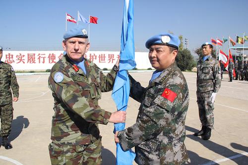 1月20日,联合国驻黎巴嫩南部临时部队(联黎部队)中国分遣队在黎南部哈尼亚村的营地举行轮换交接仪式。中国第12批赴黎巴嫩维和工兵分队和第11批维和医疗分队第一梯队共100名官兵于16日抵达黎巴嫩南部任务区,他们将继续执行联合国赋予的扫雷排爆、工程建筑与维护,以及伤病员救治和人道主义救助等任务。图为在交接仪式上,新任指挥长唐兵(右)从联黎部队副司令帕特里克·弗兰准将手中接过联合国会旗(1月20日摄)。新华社发(吴远江 摄)