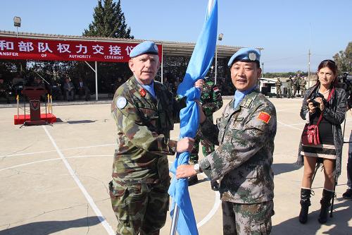 图为在交接仪式上,即将离任的指挥长聂学政(右)将联合国会旗交给联黎部队副司令帕特里克·弗兰准将(1月20日摄)。新华社发(吴远江 摄)