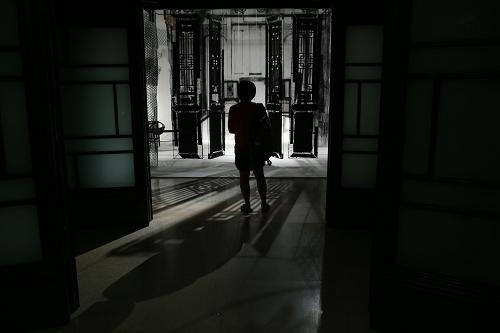 8月26日,观众在中国美术馆欣赏大陆环境艺术家、建筑师刘国沧和台湾艺术家、古物修复师梁弘共同创作的作品《记忆草图》。新华社记者任正来摄
