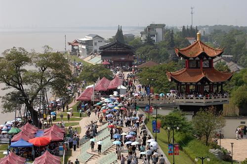 9月14日,许多游客在浙江海宁市盐官观潮景区候潮。新华社记者 鞠焕宗 摄