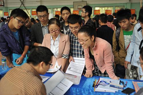 10月25日,一位学生在校园招聘会上与用人单位工作人员洽谈。新华社记者 周密 摄