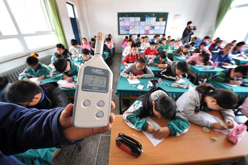 10月25日,在宁夏回族自治区银川市第二十小学的教室内,由于供暖开始,室内温度已达21.9摄氏度,室外温度在6摄氏度左右。受天气影响,宁夏银川部分供热企业从10月25日开始提前供暖,在这些企业供暖区域内的学校、医院、老年公寓、幼儿园等单位部门已经开始享受暖气,较全国大部分地区供热时间提前5天左右。据了解,目前,在银川热电公司供热范围内,供热面积已经达到100万平方米,受热用户超过6000户。 新华社记者 彭昭之 摄