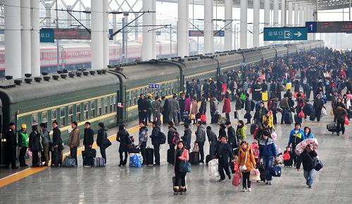 2月25日,在江西省九江火车站一站台,大批旅客在进站上车。新华社发