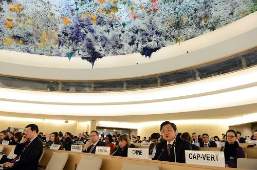2月28日,在瑞士日内瓦万国宫,中国常驻联合国日内瓦办事处和瑞士其他国际组织代表刘振民(前右)在联合国人权理事会第22次会议高级别会议一般性辩论中发言。新华社记者王思维摄