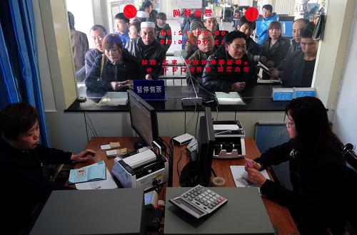 3月4日,在甘肃省临夏回族自治州火车票代售点,工作人员在售票。新华社记者 张锰摄