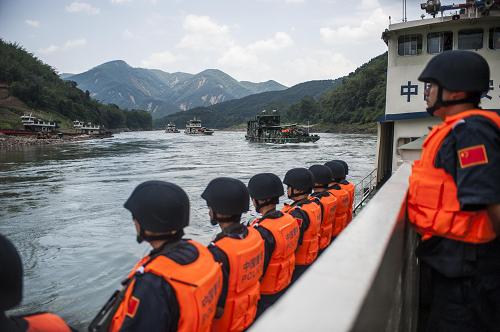 5月20日,联合巡逻执法船队驶回云南关累码头。新华社记者张可任摄