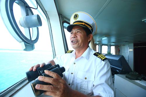 “琼沙3号”船长黄心芳今年60岁了,已在西沙航线上“跑”了11年(5月21日摄)。新华社记者 查春明 摄