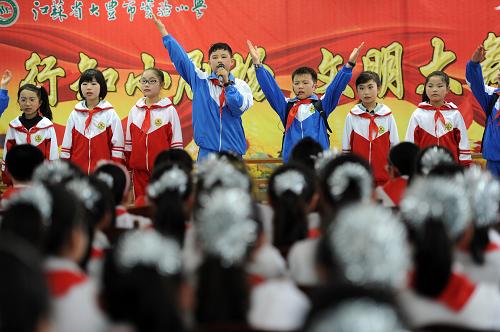 5月28日,江苏省大丰市草庙镇中心小学的学生在汇演中表演配乐诗朗诵《快乐的童年在成长》。新华社记者 韩瑜庆 摄