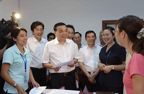 8月21日,中共中央政治局常委、国务院副总理李克强在北京市考察保障性安居工程建设情况,并召开保障房分配和运行现场会。这是8月21日李克强在海淀区万寿路街道办事处住房保障服务大厅了解保障房申报和审批业务流程。