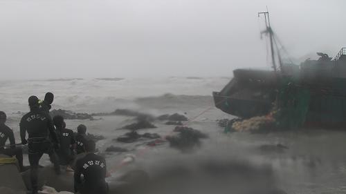 韩国西归浦警方于8月28日提供的照片显示,韩国海警在济州岛救助中国遇险船员。 中国驻韩国济州总领馆官员28日告诉新华社记者,当天在韩国济州岛附近海域发生的中国渔船触礁事件中,已有18人获救,另有4人遇难。当地时间28日凌晨2时40分左右,受15号台风“布拉万”影响,“粤江城渔”91104号和“粤江城渔”91105号两艘渔船在济州岛西归浦市和顺港东部防护堤以南1.8公里处触礁,两艘船上共有33人。 新华社发