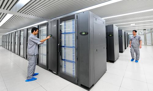 8月28日,工作人员在巡查天河计算机的运行情况。 近日,记者在采访中了解到,落户在天津滨海新区的超级计算机“天河一号”服务用户已超过300家,涵盖中科院、中石油、南开大学、渣打银行等不同行业单位,成为部分领域的核心生产力。 据了解,“天河一号”是我国运行速度最快的超级计算机,拥有超强的运算能力,它作为国家的基础性科技资源,已广泛参与到我国多个生产领域。 新华社记者 张超群 摄