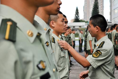 9月2日,国防生学员在进行警容风纪检查。当日,已经分配到全国31个省、自治区、直辖市武警部队各单位的766名2012届武警国防生来到福州指挥学院开始为期十个月的任职培训。据了解,今年的国防生学员来自中国人民大学、复旦大学、中国政法大学等12所与武警部队签约的普通高校,培训内容包括体能训练、军政理论及军事指挥等课程,旨在通过全日制的军校培训将从普通院校毕业的国防生锻造成能够适应基层部队工作的武警警官。新华社发(蔡啸天 摄)