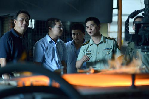 9月10日,广东省开平市消防大队警官在该市水口镇华艺卫浴公司的熔铸车间对高炉安全生产进行督查。新华社记者 刘大伟 摄