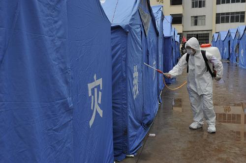9月12日,防疫工作人员在彝良县角奎镇新场小学安置点喷洒消毒剂。新华社记者 欧东衢 摄